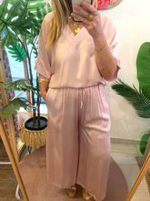 Carregar imagem no visualizador da galeria, Blusa acetinada oversize rosa
