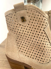 Carregar imagem no visualizador da galeria, Botim de camurça beje Ruika
