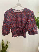 Carregar imagem no visualizador da galeria, Blusa crop manga balão losangos azul
