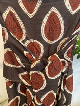 Carregar imagem no visualizador da galeria, Vestido Sardenha estampa folhas castanho
