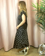 Carregar imagem no visualizador da galeria, Saia acetinada com bolas castanho Viellette
