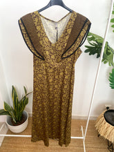 Carregar imagem no visualizador da galeria, Vestido vintage com folho verde azeitona
