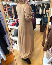 Carregar imagem no visualizador da galeria, Vestido de malha beje
