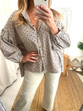 Carregar imagem no visualizador da galeria, Camisa oversize corações toupe
