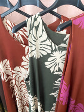 Carregar imagem no visualizador da galeria, Vestido midi malha fria estampa floral
