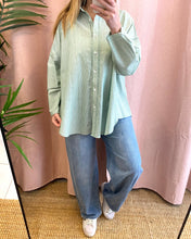 Carregar imagem no visualizador da galeria, Camisa túnica de riscas fininhas verde
