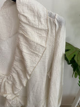 Carregar imagem no visualizador da galeria, Blusa folho crepe creme
