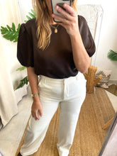 Carregar imagem no visualizador da galeria, Blusa acetinada manga balão castanho
