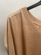Carregar imagem no visualizador da galeria, Blusa acetinada com cós de malha camel
