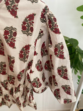 Carregar imagem no visualizador da galeria, Blusa crop manga balão flores branco
