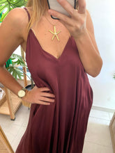 Carregar imagem no visualizador da galeria, Vestido acetinado alças finas bordeaux
