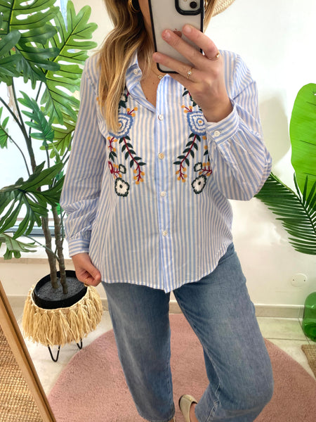 Camisa riscas azuis flores bordadas