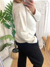 Carregar imagem no visualizador da galeria, Camisola Viliga beje Vila
