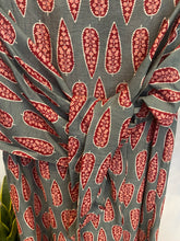 Carregar imagem no visualizador da galeria, Vestido Sardenha folhas pequenas verde menta
