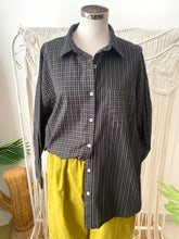 Carregar imagem no visualizador da galeria, Camisa oversize riscas preto
