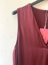 Carregar imagem no visualizador da galeria, Vestido acetinado cavas bordeaux
