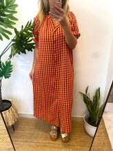 Carregar imagem no visualizador da galeria, Vestido vichy com manga franzida tijolo e laranja
