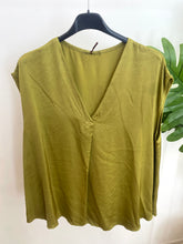 Carregar imagem no visualizador da galeria, Blusa acetinada oversize verde oliva

