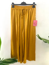 Carregar imagem no visualizador da galeria, Calças pantalonas acetinadas lisas mostarda
