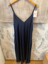 Carregar imagem no visualizador da galeria, Vestido acetinado alças finas marinho
