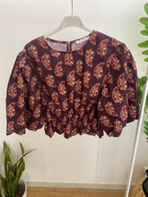 Carregar imagem no visualizador da galeria, Blusa crop manga balão flores Bordeaux
