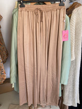 Carregar imagem no visualizador da galeria, Calças pantalonas acetinadas camel

