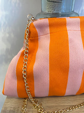 Carregar imagem no visualizador da galeria, Clutch malha riscas laranja e rosa
