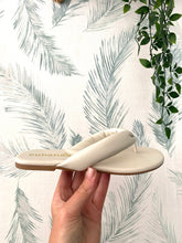 Carregar imagem no visualizador da galeria, Chinelo acolchoado cru Cubanas
