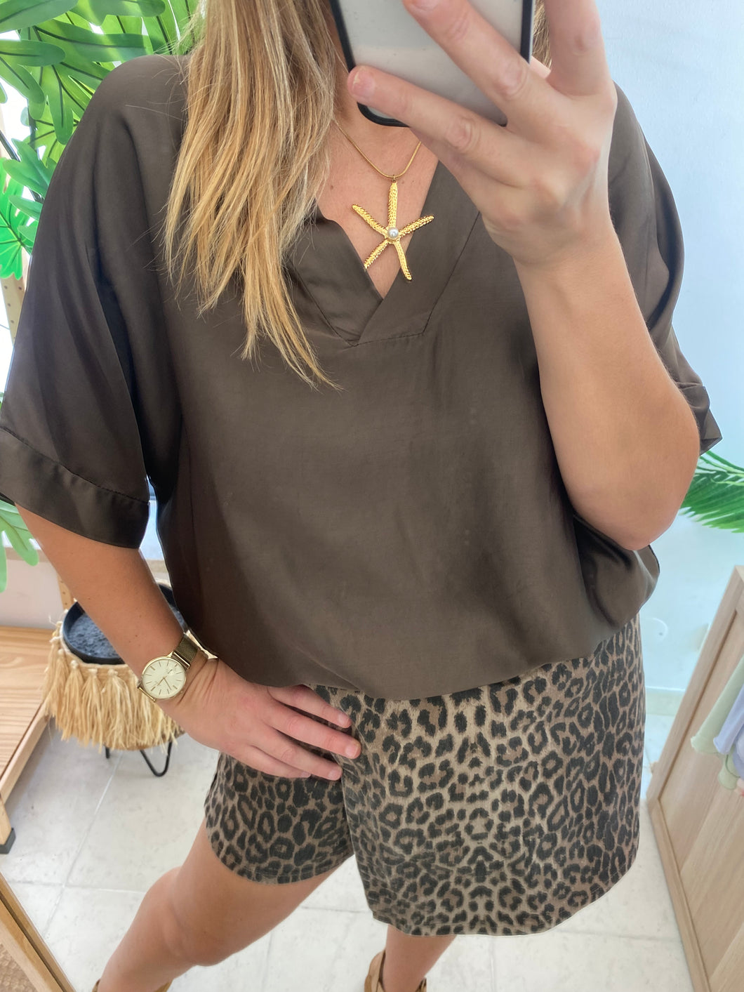 Blusa acetinada oversize castanho