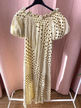 Carregar imagem no visualizador da galeria, Vestido comprido bolinhas amarelo
