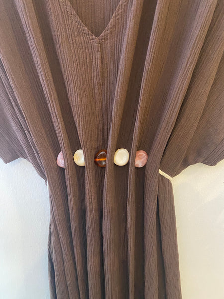 Vestido crepe com pedras castanho