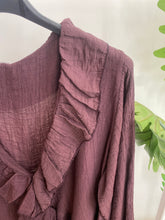 Carregar imagem no visualizador da galeria, Blusa folho crepe ameixa
