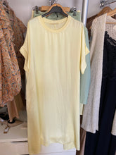 Carregar imagem no visualizador da galeria, Vestido oversize acetinado amarelo
