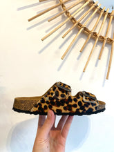 Carregar imagem no visualizador da galeria, Chinelo fivelas Amalia pêlo leopardo Cubanas
