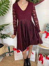 Carregar imagem no visualizador da galeria, Vestido plissado com renda bordeaux
