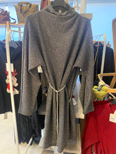 Carregar imagem no visualizador da galeria, Vestido lurex cinza com cinto prata
