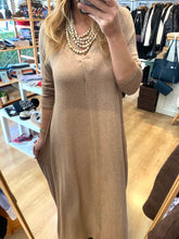 Carregar imagem no visualizador da galeria, Vestido de malha beje
