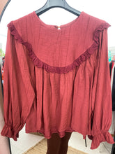 Carregar imagem no visualizador da galeria, Blusa com rendinha bordada telha
