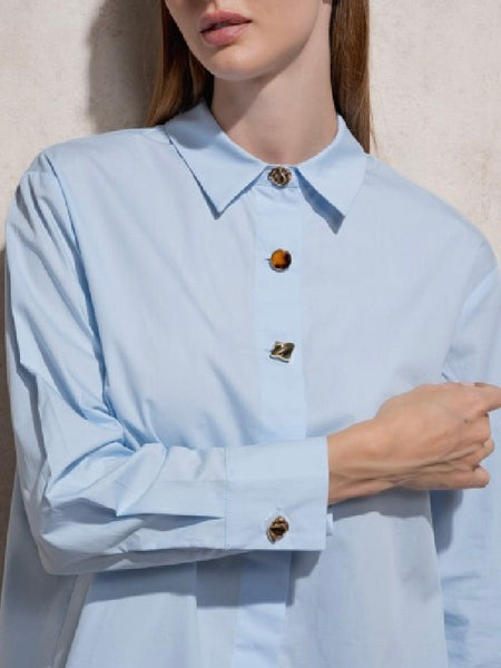 Camisa azul claro com botões dourados