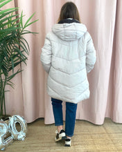 Carregar imagem no visualizador da galeria, Casaco de capuz beje Vimilja
