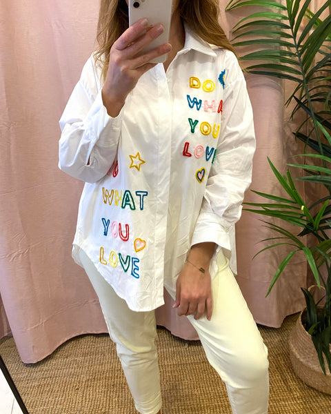 Camisa branca com letras bordadas