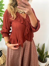 Carregar imagem no visualizador da galeria, Blusa folho crepe telha
