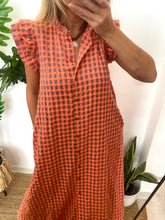 Carregar imagem no visualizador da galeria, Vestido vichy folho manga laranja e beje
