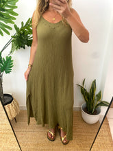 Carregar imagem no visualizador da galeria, Vestido crepe com tachas verde azeitona
