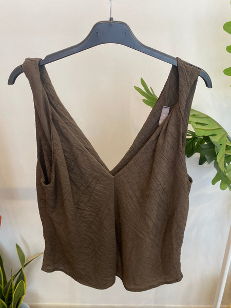 Blusa enrugada alça torcida castanho