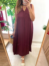 Carregar imagem no visualizador da galeria, Vestido acetinado cavas bordeaux
