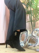 Carregar imagem no visualizador da galeria, Botim camurça logo preto Ruika
