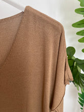 Carregar imagem no visualizador da galeria, Camisola de malha decote V camel
