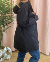 Carregar imagem no visualizador da galeria, Parka preta capuz Vitally
