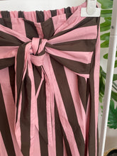 Carregar imagem no visualizador da galeria, Saia riscas com laçada castanho e rosa
